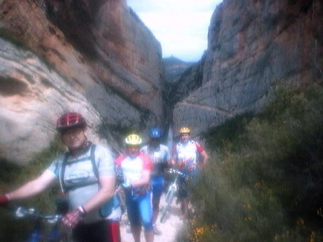 Mis colegas de Tarraco Bike haciendo su salida del congost.
