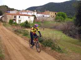 Bajando dejamos atrs Cal Paraire, punto crucial de la ruta.