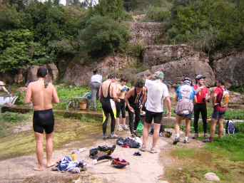 Pese a estar en el mes de Marzo haca suficiente temperatura (o nosotros la tenamos) como para refrescarse en las fuentes de Els Caus de Rellinars!
