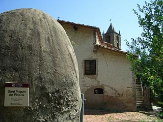 Masia e iglesia de St. Miquel de Pineda