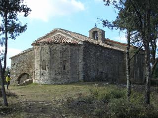 La ermita de Sant Sadurní sobre el cingle de Gallifa.
