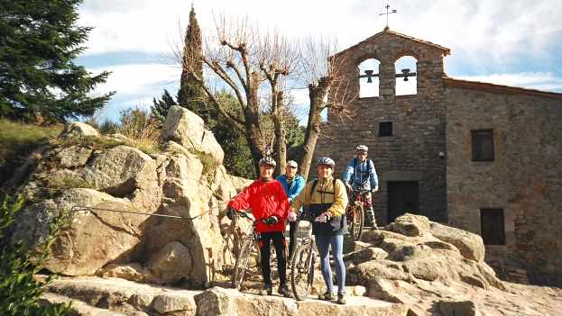 Foto de grupo ante la ermita de Sant Marçal (Montseny, noviembre 2003)