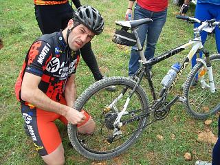 Marco Antonio Prieto reparando una rueda de un participante.