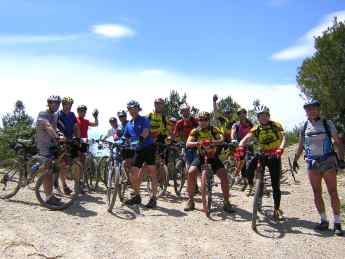 Foto de grupo, al terminar la etapa, con nuestros colegas de CorberaBTT.