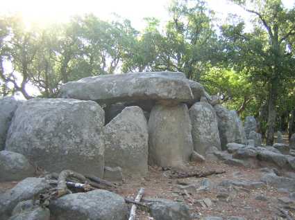 Dolmen de la Cova d'en Daina... casi 4000 años de historia nos contemplan...