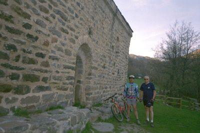 Ante la ermita de Sant Martí d'envalls, recientemente restaurada.