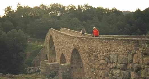 El puente de Pedret permite el acceso a la ermita de St. Quirze.