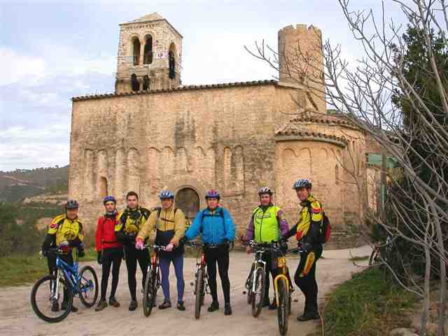 Foto de grupo ante la iglesia de St. Julià de Coaner (foto: Chus)