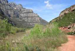 Montserrat vuelve a recuperar su altura cuando descendemos hasta el lecho del Llobregat, en su cara Este.