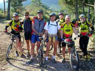 Foto de grupo tomada en la cadena de Can Martorell. (falta Xintu, fot�grafo espont�neo.)