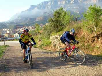 Aqu� se inicia la pista. Es el camino a Sant Crist�fol.
