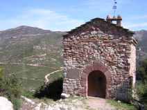 La pequeña ermita de Sta. Margarida del Cairat está ubicada en un lugar curioso.
