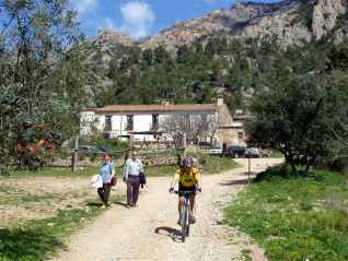 Salimos de la masia-restaurante de la Vinya Nova en direcci�n a Collbat�.