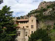 Este caserón medio castillo y medio masía, con una ermita adosada dedicada a Sant Llorenç, es de estilo modernista.