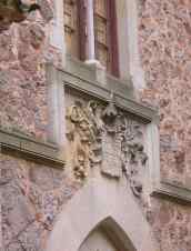 Este escudo heráldico está situado sobre una puerta contigua a la capilla... me gustaría conocer su significado.