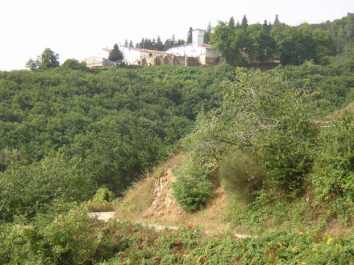 La pista nos coloca bajo El Sobirà un poco antes de llegar a la segunda ermita, la Sta. Creu d'Horta.