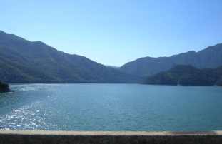 Buena vista y buen juego de colores sobre la presa de Susqueda.