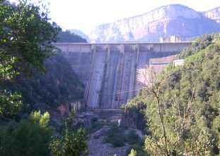 Ya estamos de vuelta... salimos pasando sobre la presa de Sau y ahora la vemos desde abajo.