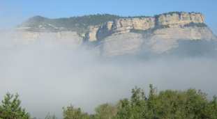 Los cingles de Tavertet emergiendo de entre la niebla.