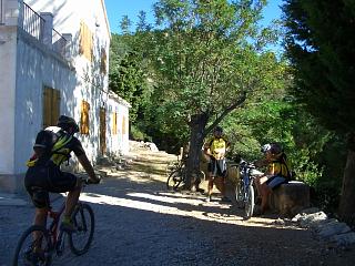 Pequeo descanso en el Mas del Moliner.