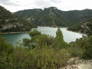 Presa del pantano de Ulldecona. Aqu tenemos un restaurante que nos permite recuperar fuerzas.