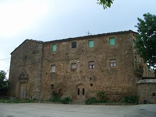 Iglesia y casa adyacente a la misma, en la plaza del pueblo, frente a la torre.