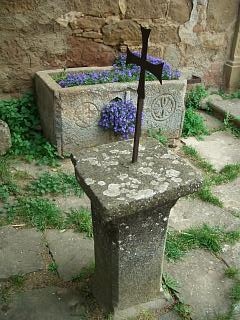 Una antigua cruz en la puerta de la iglesia