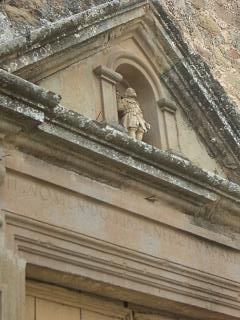 Una figura de un caballero situada sobre la puerta de la Iglesia