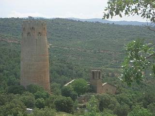De repente aparecer la torre frente a nosotros. Sin duda con una apariencia que llama la atencin.