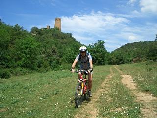 Mi compaero Isidro regresando hacia Ardvol con la torre a nuestra espalda