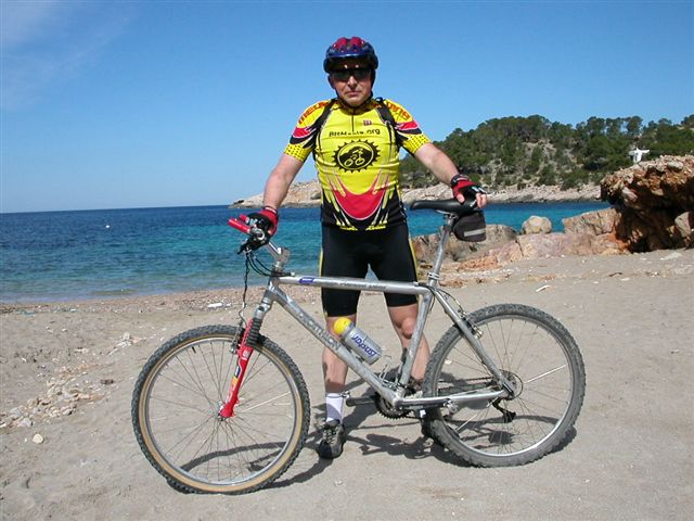 Quise repetir la foto del año anterior en la misma Cala Salada... ahora con el maillot de Bttmaniático !