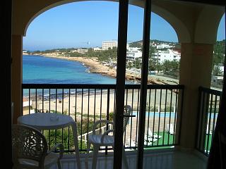 Vistas a una pequea cala desde la habitacin del hotel